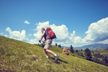 Bir sırt çantası ile yaz aylarında dağlarda hiking.