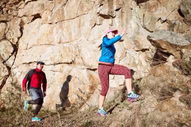 Adam ve kız dağlarda yolda çalışan