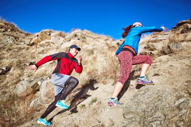 Adam ve kız dağlarda yolda çalışan