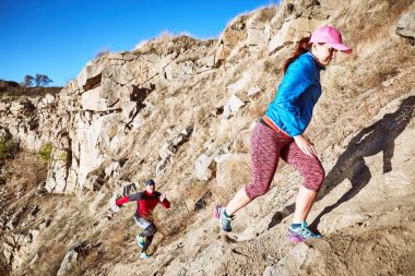 Adam ve kız dağlarda yolda çalışan