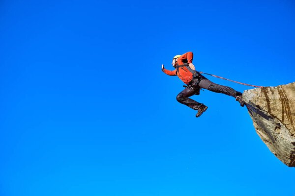 Прыгать с обрыва с помощью веревки
.