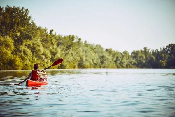 Uma viagem de canoa ao longo do rio ao longo da floresta no verão . — Fotografia de Stock