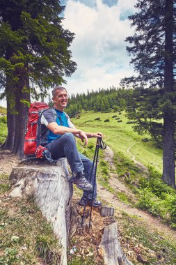 Bir sırt çantası ile yaz aylarında dağlarda hiking.