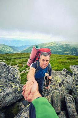 Yardım, destek ve tehlikeli bir durumda m yürüyüş için yardım