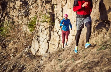 Adam ve kız dağlarda yolda çalışan