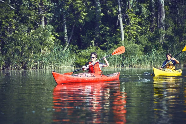 Eine Kanutour auf dem Fluss entlang des Waldes im Sommer. — Stockfoto