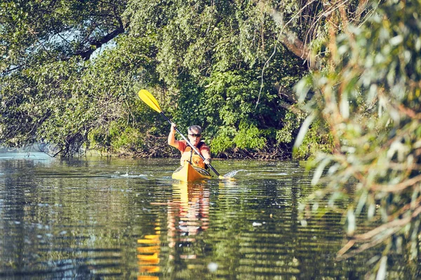 Eine Kanutour auf dem Fluss im Sommer. — Stockfoto