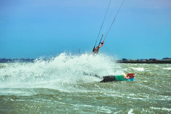 Mann beim Kitesurfen auf den Wellen im Sommer. — Stockfoto