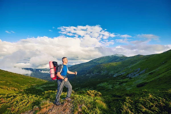 Πεζοπορία στα βουνά το καλοκαίρι με ένα σακίδιο. — Φωτογραφία Αρχείου