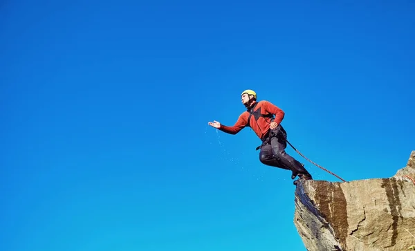 Mit einem Seil von der Klippe springen. — Stockfoto