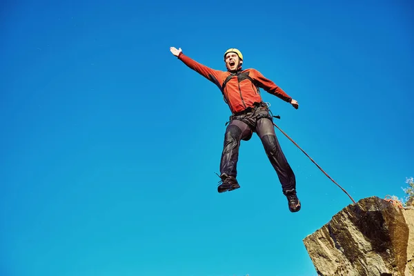 Mit einem Seil von der Klippe springen. — Stockfoto