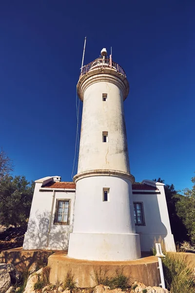 一个白色的灯塔, 表明在海边的路径 — 图库照片