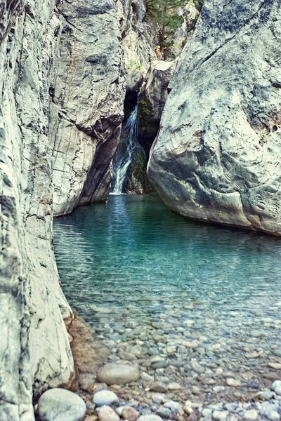 Bir dağ nehir üzerinde bir kanyonda yazında art arda sıralı.