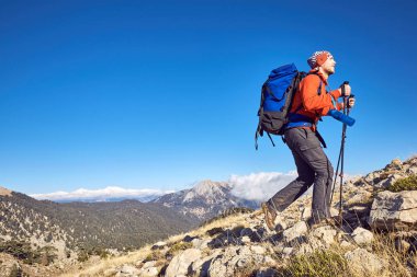 Yaz aylarında bir sırt çantası ile dağlarda hiking.