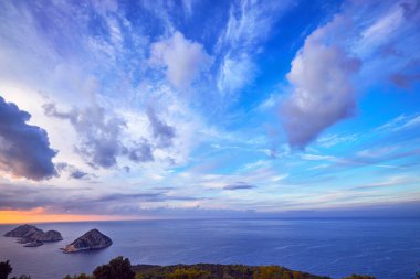Günbatımı ile bulutlar deniz manzaralı.