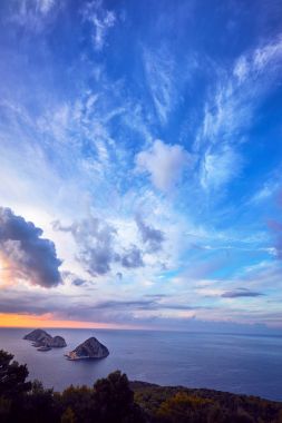 Günbatımı ile bulutlar deniz manzaralı.