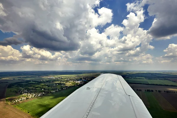 Visa från fönstret flygplan på låg höjd. — Stockfoto
