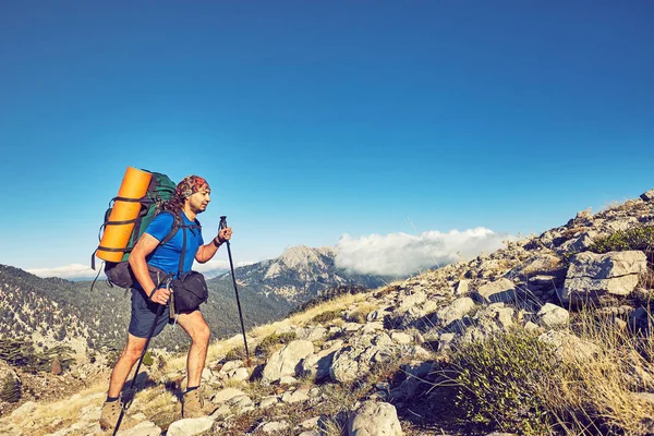 Hiking in the mountains with a backpack in the summer. — Stock Photo, Image