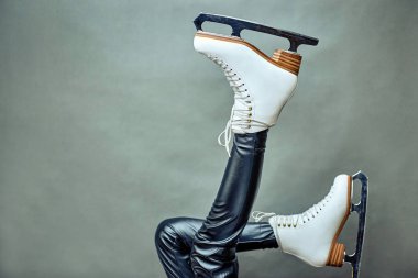 Bir sporcunun performansını önce bacaklarda kadın paten.