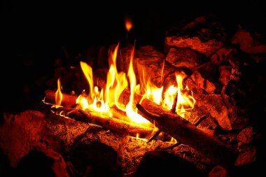 Siyah zemin doğal koşullarda gece alev.