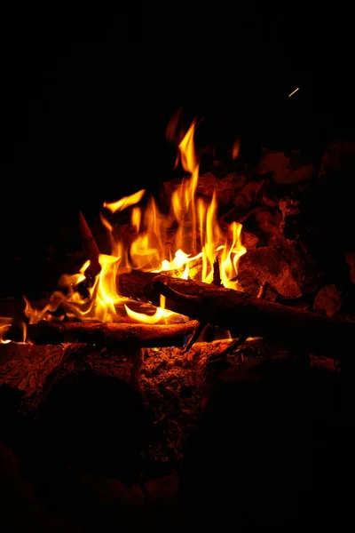 Flamme auf schwarzem Hintergrund unter natürlichen Bedingungen in der Nacht. — Stockfoto
