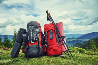 Dağlarda gree dağlardaki bakan sırt çantaları