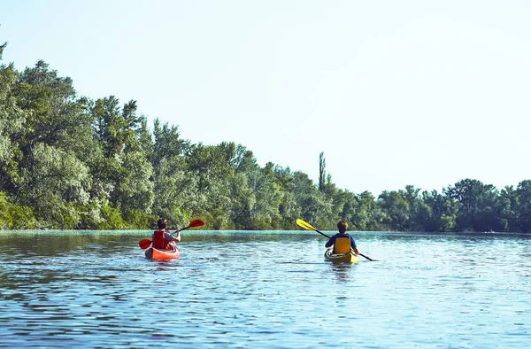 Uma viagem de canoa ao longo do rio ao longo da floresta no verão . — Fotografia de Stock