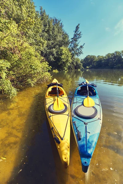 Una passeggiata estiva lungo il fiume in kayak in una giornata di sole . — Foto Stock