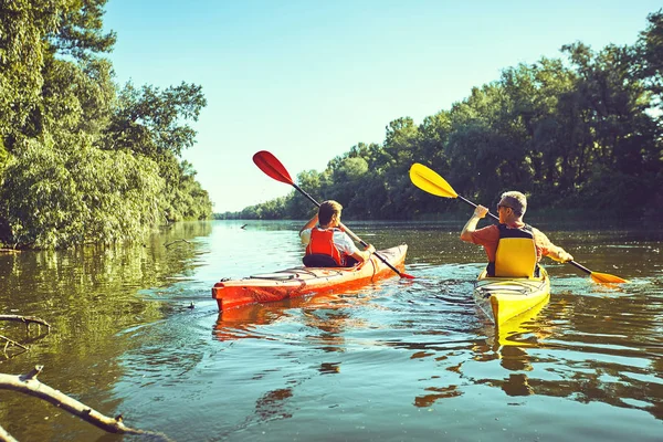 Eine Kanutour auf dem Fluss im Sommer. — Stockfoto