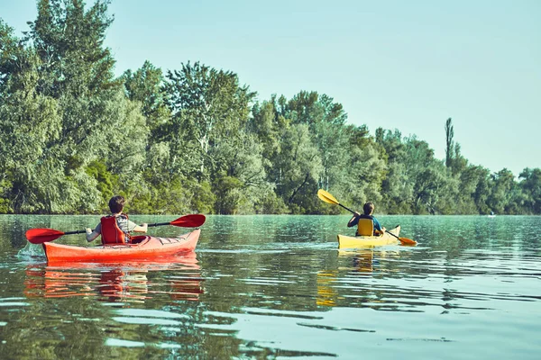 Uma viagem de canoa ao longo do rio ao longo da floresta no verão . — Fotografia de Stock