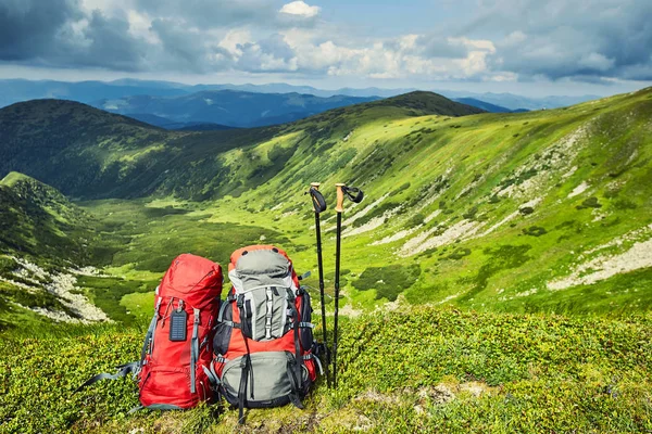 Рюкзаки в горах с видом на горы на гри — стоковое фото