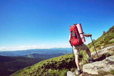 Bir sırt çantası ile yaz aylarında dağlarda hiking.
