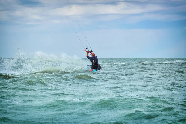Yaz aylarında dalgalar sörf uçurtma kişini.