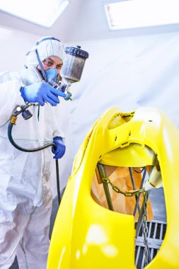 Araba parçaları sarı hizmet boyama.