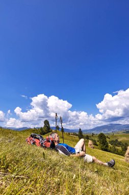 Bir sırt çantası ile yaz aylarında dağlarda hiking.