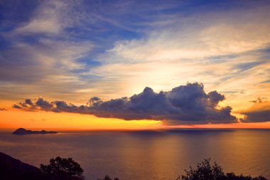Günbatımı ile bulutlar deniz manzaralı.