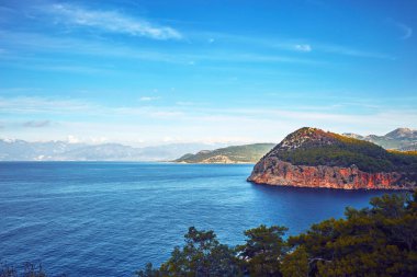 Günbatımı ile bulutlar deniz manzaralı.
