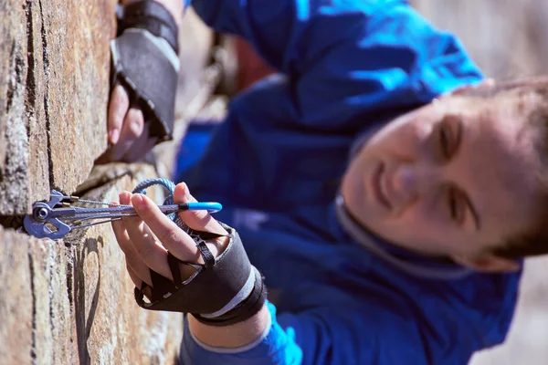 Das Mädchen klettert ein komplexes felsiges Gelände. — Stockfoto