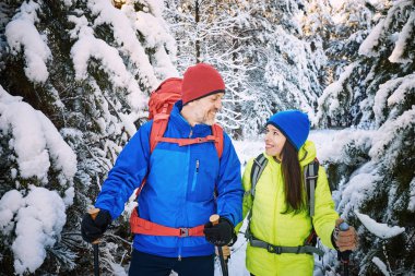 Bir sırt çantası ve çadır kış ormanı boyunca yürümek.