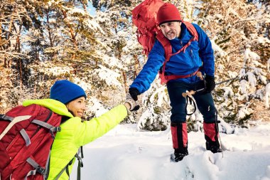 Bir sırt çantası ve çadır kış ormanı boyunca yürümek.