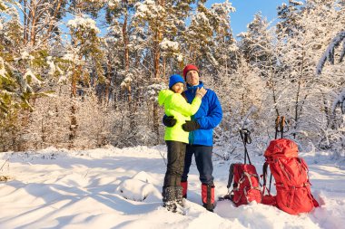 Bir sırt çantası ve çadır kış ormanı boyunca yürümek.