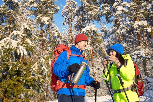 Caminhe pela floresta de inverno com uma mochila e tenda . — Fotografia de Stock