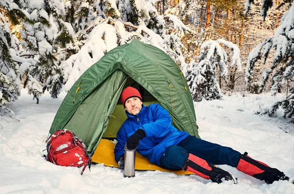 Promenad genom skogen vintern med en ryggsäck och tält. — Stockfoto