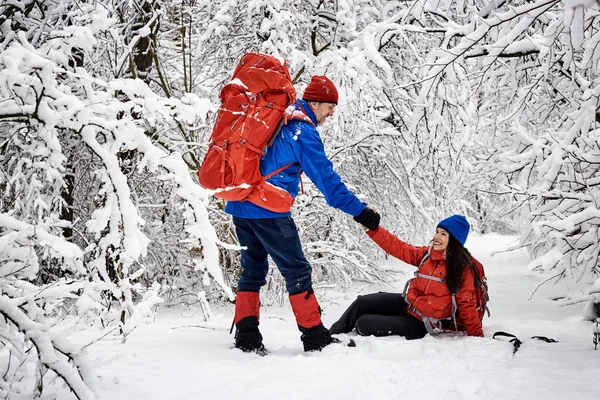 Caminhe pela floresta de inverno com uma mochila e tenda . — Fotografia de Stock