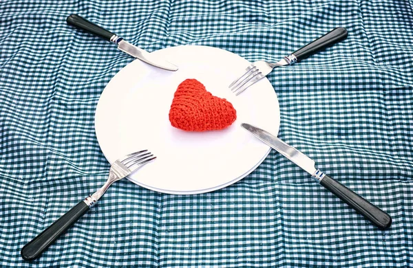 Table to the day of Saint Valentine - plate forks and red hearts — Stock Photo, Image