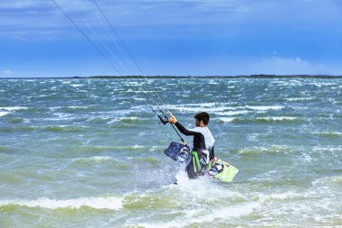 Yaz aylarında dalgalar sörf uçurtma kişini.