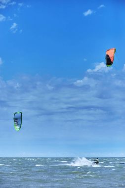 Yaz aylarında dalgalar sörf uçurtma kişini.