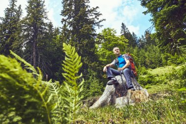 Bir sırt çantası ile yaz aylarında dağlarda hiking.