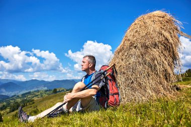 Bir sırt çantası ile yaz aylarında dağlarda hiking.