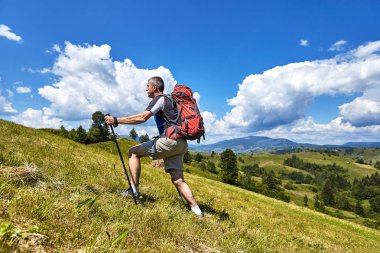 Bir sırt çantası ile yaz aylarında dağlarda hiking.